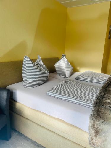 Letto o letti in una camera di Restaurant Seeblick direkt am Schweriner See