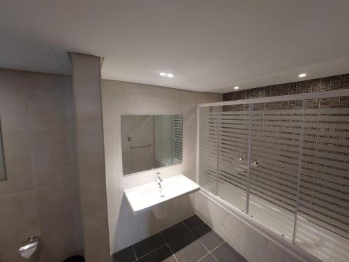 y baño con lavabo y espejo. en CFC, Luxurious 4BR Apartment, Remarkable value unbeatable Location, en El Cairo