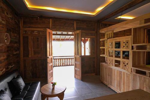 a living room with a couch and a table at Green Bali Guest House in Munggu