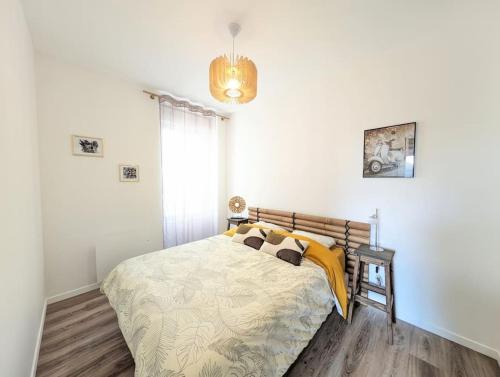 une chambre avec un lit avec des oreillers jaunes dessus dans l'établissement Plage et commerces de Pornichet - Appt 3 personnes, à Pornichet