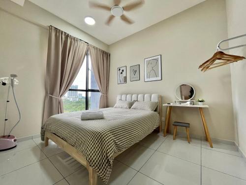 een slaapkamer met een bed en een raam bij Cozy 1-4Pax SkyTrees AeonBukitIndah NetflixWifi in Johor Bahru