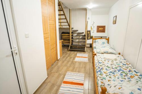 ルセにあるRuse Apartment Centerのベッドと階段が備わる小さな客室です。