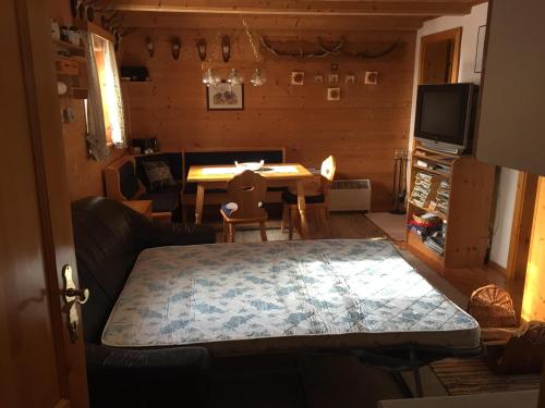 ein Wohnzimmer mit einem Tisch und einem Sofa in der Unterkunft FELBER Hüttn in Patergassen