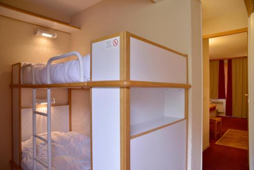 Ce dortoir comprend des lits superposés. dans l'établissement Appartement avec vue et accès skis aux pieds., à La Plagne Tarentaise