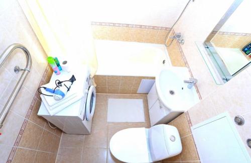 mit Blick auf ein Bad mit WC und Waschbecken in der Unterkunft VIP apart 482 in Tbilisi City