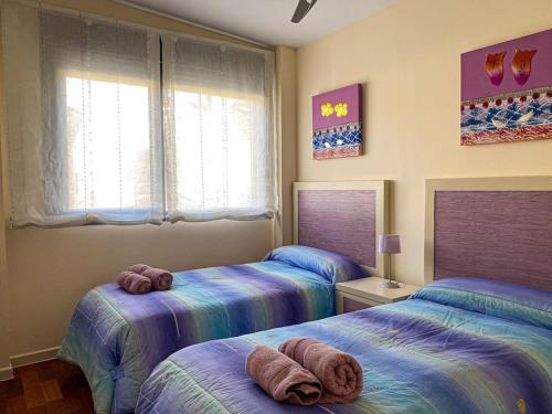 una camera da letto con due letti con asciugamani sopra di Alojamiento ideal en Sabiñánigo a Sabiñánigo