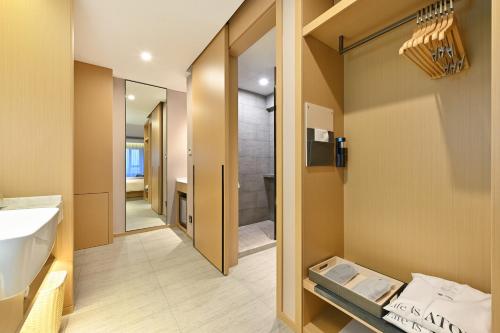 een badkamer met een wastafel en een spiegel bij Atour Hotel Shenyang Nanta Wenhua Road in Shenyang