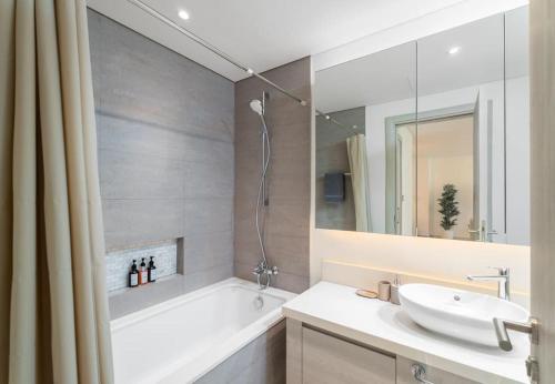 Koupelna v ubytování Nasma Luxury Stays - Light and Airy 1 Bedroom Apartment in The Cove