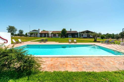 a swimming pool in the yard of a house at Monte da Pedra Torta in Redondo
