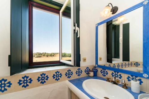 uma casa de banho com um lavatório e uma janela em Monte da Pedra Torta em Redondo