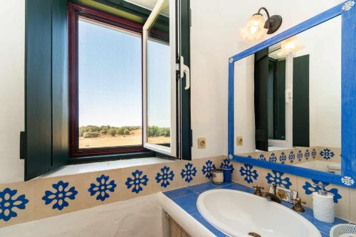 un bagno con lavandino e finestra di Monte da Pedra Torta a Redondo