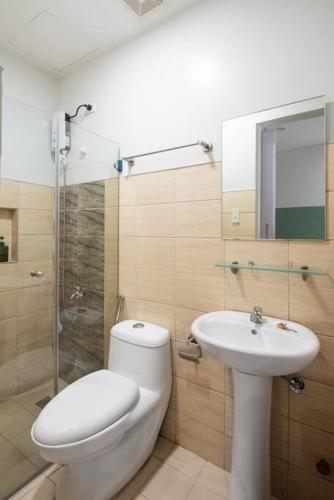 een badkamer met een toilet en een wastafel bij St. Marvin Studio Makati M409 in Manilla