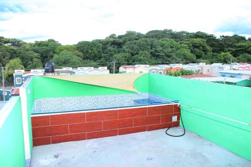 a view of a tennis court on a roof at Casa grande de 4 niveles, cerca de Metrocentro in Santa Ana