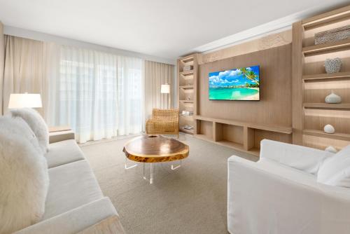 Телевизия и/или развлекателен център в Oceanview Private Condo at 1 Hotel & Homes -1211