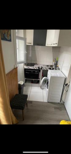 Il comprend une petite cuisine équipée d'une cuisinière et d'un réfrigérateur. dans l'établissement appartement T2 porte de Pantin Métro Hoche, à Le Pré-Saint-Gervais