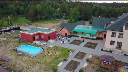 uma vista aérea de uma casa com piscina em Демалыс үйі Риза Гостевой дом em Vorobʼyëvka