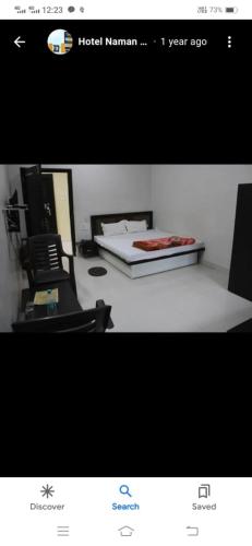 una foto di una camera d'albergo con letto e telefono di Hotel Naman Residency - Best Hotel In Ashoknagar a Ashoknagar