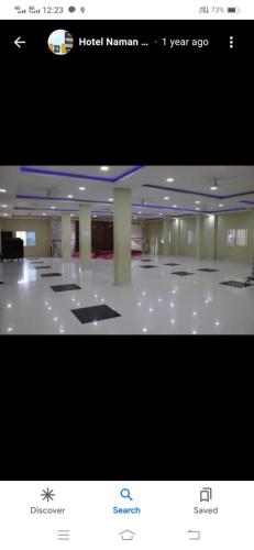 una foto di una camera con una hall dell'hotel di Hotel Naman Residency - Best Hotel In Ashoknagar a Ashoknagar
