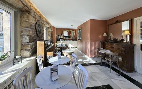 a restaurant with tables and chairs in a room at Posada Villa Rosa in Reinosa