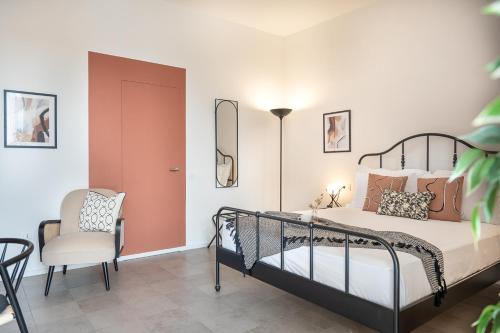 sypialnia z łóżkiem i krzesłem w obiekcie Ricasoli Terrace we Florencji