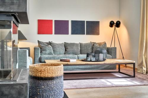 uma sala de estar com um sofá e uma mesa de centro em Ferienhaus Silbermöwe 7c em List