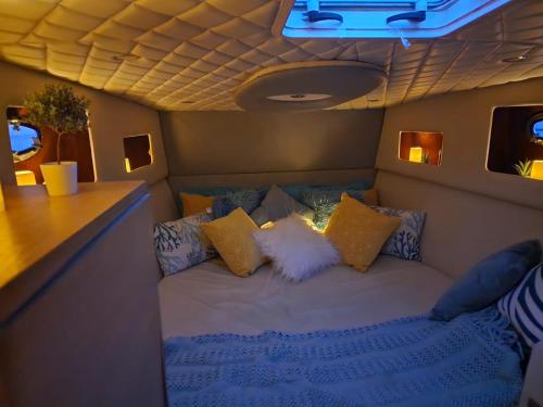 uma pequena cama na parte de trás de um reboque em A special 24 hours yacht stay em Manama