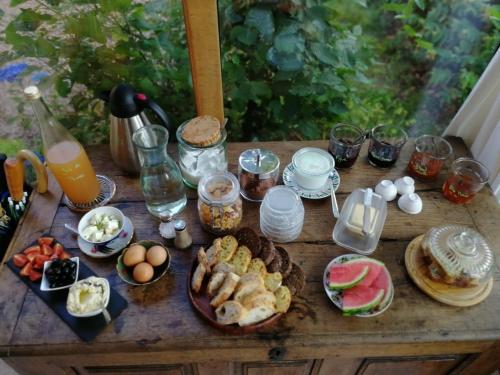 Maison d'hôtes Trip'n Touille في La Fourche: طاولة عليها طعام ومشروبات للإفطار