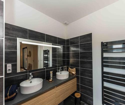 een badkamer met 2 wastafels en een spiegel bij VILLA ***** PISCINE CHAUFFÉE, JACCUZI, PÉTANQUE in Moirax