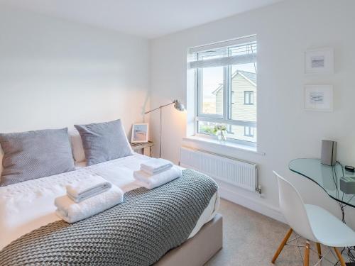 Postel nebo postele na pokoji v ubytování 2 Bed in Westward Ho 35927