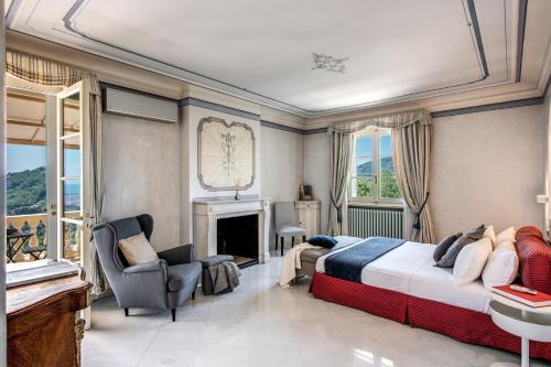 Schlafzimmer mit einem Kingsize-Bett und einem Kamin in der Unterkunft Villa Olimpo - Homelike Villas in Pieve a Nievole