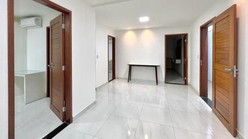 un pasillo con puertas y una mesa en una habitación en Casa Macao Tibau do Sul, en Tibau do Sul