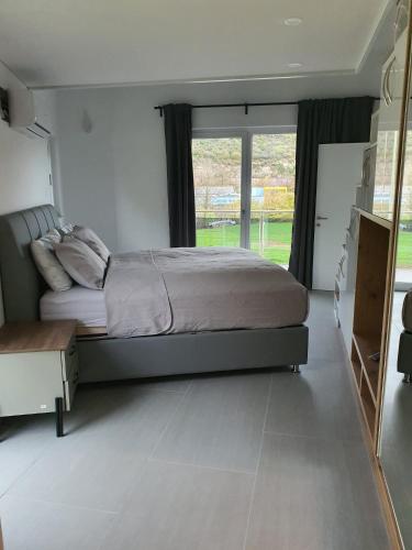迪格滕的住宿－Aaki Apartment Diegten II，一间卧室设有一张床和一个大窗户