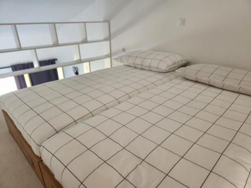 - un lit blanc avec 2 oreillers dans l'établissement Aaki Apartment Diegten II, à Diegten