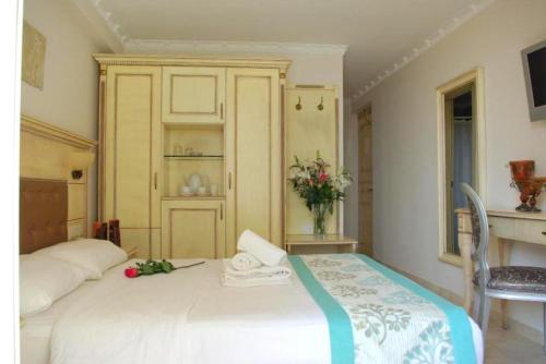 Postel nebo postele na pokoji v ubytování Parthenon Art Hotel