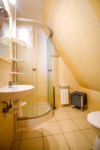 Ciukrowa Chatka Sauna & Jacuzziにあるバスルーム