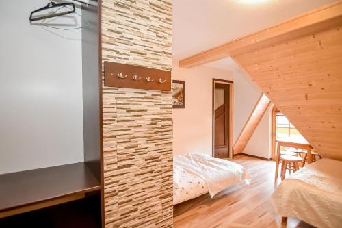 Ciukrowa Chatka Sauna & Jacuzziにあるベッド