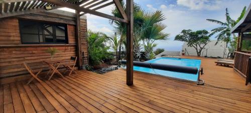 Бассейн в Bungalow cosy avec piscine surplombant l'océan или поблизости