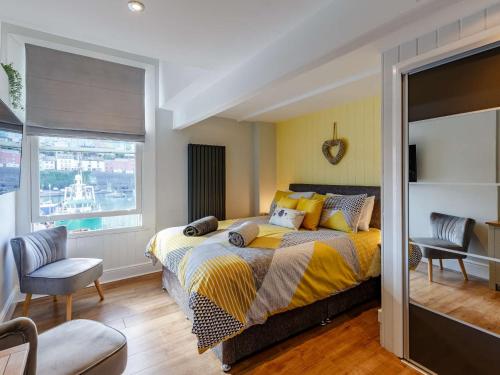 - une chambre avec un lit, une chaise et une fenêtre dans l'établissement 1 bed in Brixham 83823, à Brixham