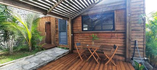 Сад в Bungalow cosy avec piscine surplombant l'océan