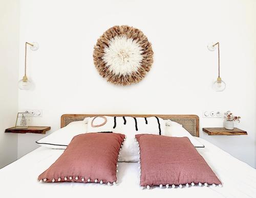 馬賽的住宿－- Maison ÛMA - Wifi, Netflix, Mer et Centre，一间卧室配有一张带两个枕头的床