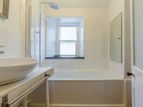 Ένα μπάνιο στο 3 bed property in St Ives 85785