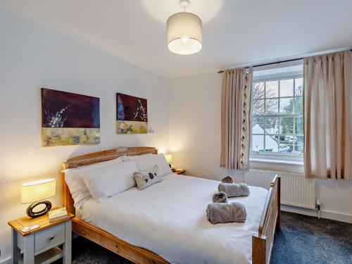 een slaapkamer met een bed met twee handdoeken erop bij 1 Bed in Keswick 86247 in Rosthwaite