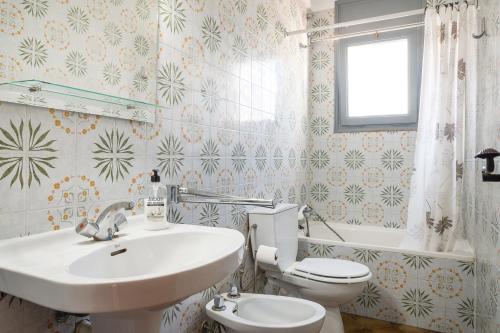 a bathroom with a sink and a toilet and a tub at Ca l'Estany Clos in Tamariu