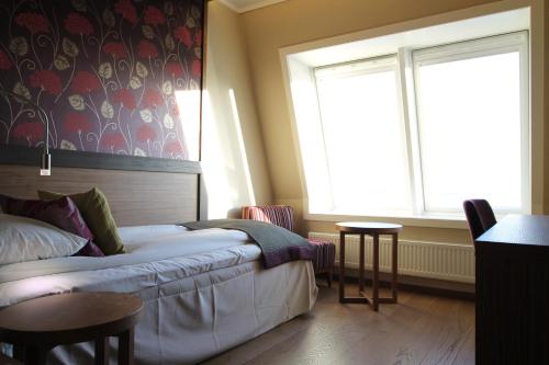 Łóżko lub łóżka w pokoju w obiekcie Holmen Fjordhotell