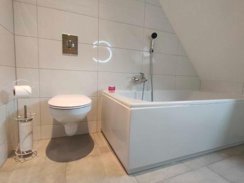 a bathroom with a toilet and a bath tub at Maison individuelle, 10 minutes de Colmar 4 chambres - 8 personnes - 2 sdb in Wintzenheim