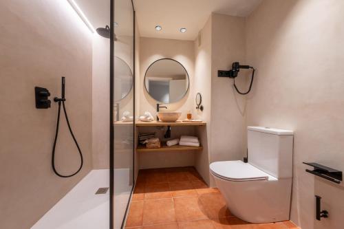 een badkamer met een douche, een toilet en een spiegel bij Estival Park Marena in La Pineda