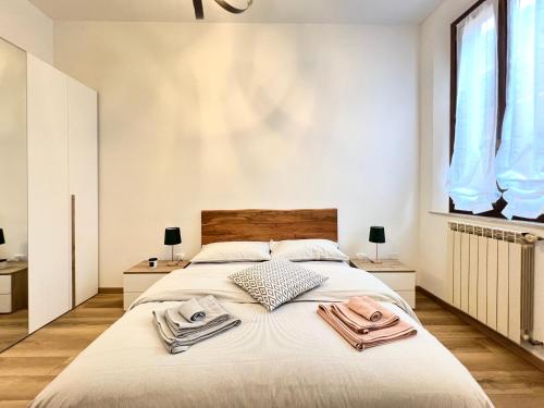 um quarto com uma cama grande e toalhas em mazzini101apartment em Ferrara