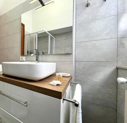 uma casa de banho com um lavatório e um chuveiro em mazzini101apartment em Ferrara