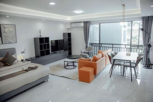 uma sala de estar com um sofá e uma mesa em Studio Apartment in Kigali em Kigali