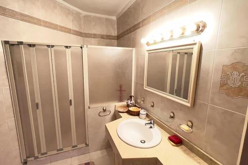 uma casa de banho com um lavatório e um chuveiro em Concorde Royal Beach Village, Ras Sidr, South Sinai Villa 116 em Ras Sedr